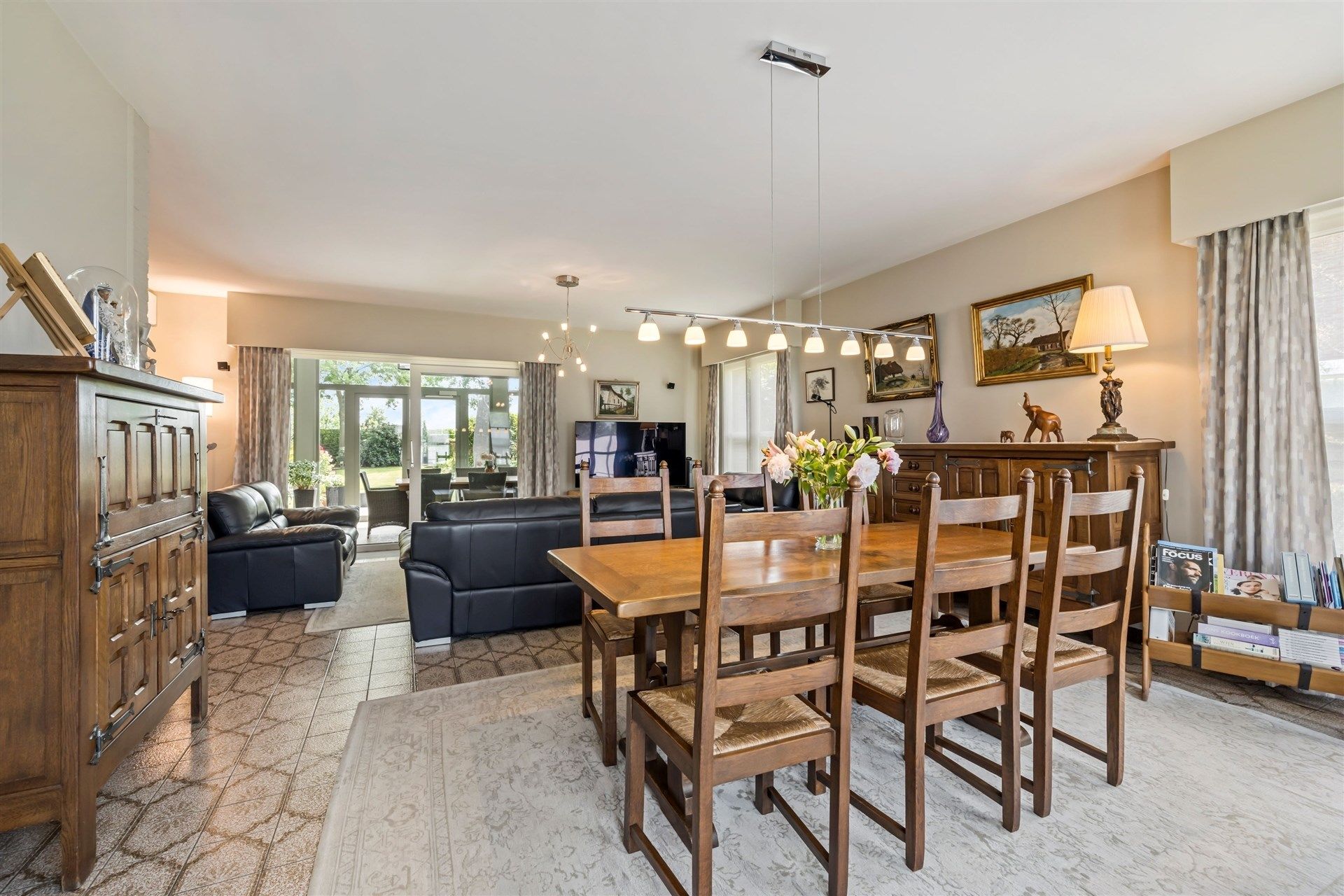 Ruim opgezette gezinswoning met 3 slaapkamers & mooi aangelegde tuin op een perceel van 1.016m² foto 4