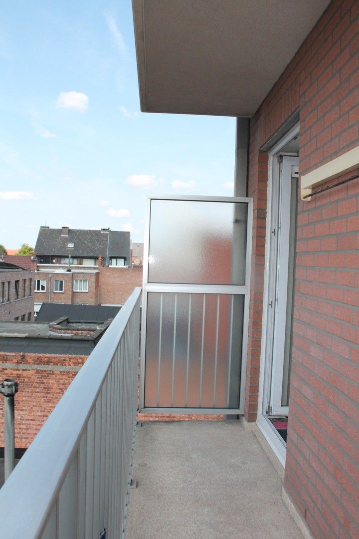 Lichtrijk appartement te koop in centrum Eeklo foto 6
