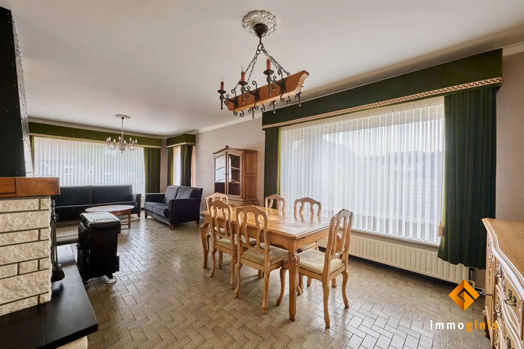 Verrassend ruime woning met 3 grote slaapkamers, 2 garages en groen zicht achteraan, op ruim perceel van 10a17ca.  foto 3