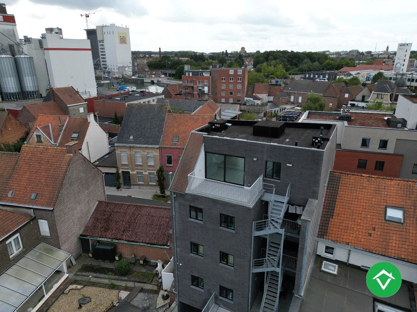 Prachtig dakappartement met twee slaapkamers, garage en twee terrassen met fenomenaal uitzicht te Roeselare foto 23