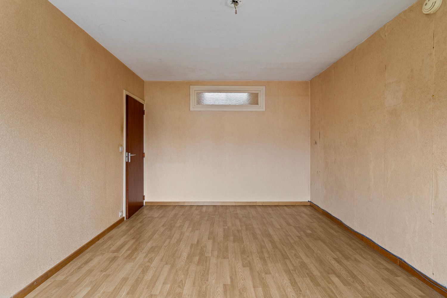 Volledig te renoveren ruim appartement (110m2) met 2 slaapkamers, dressing, ruim terras en inpandige parkeerplaats! foto 13