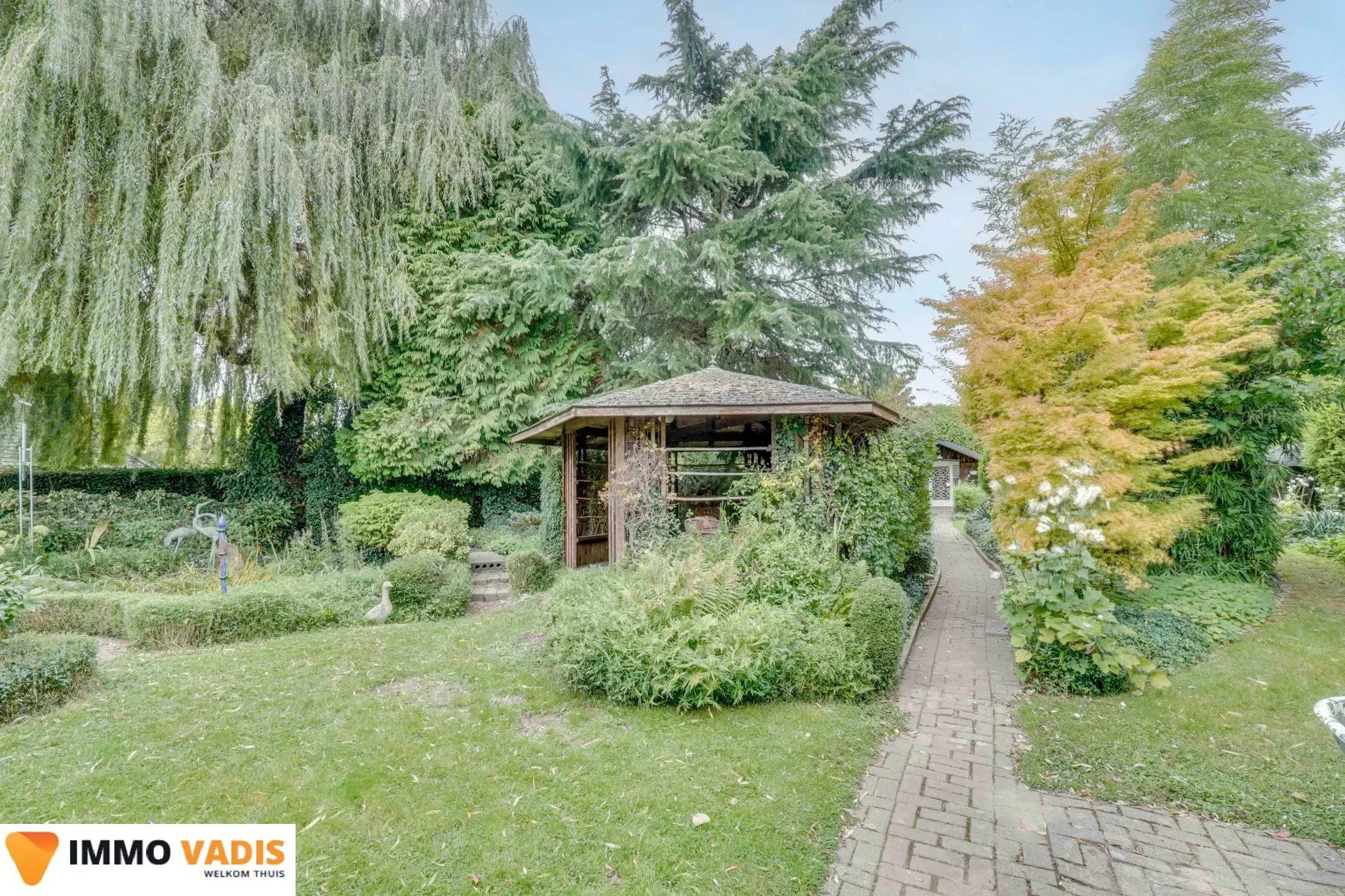 Te renoveren woning met  garage en mooie tuin foto 26