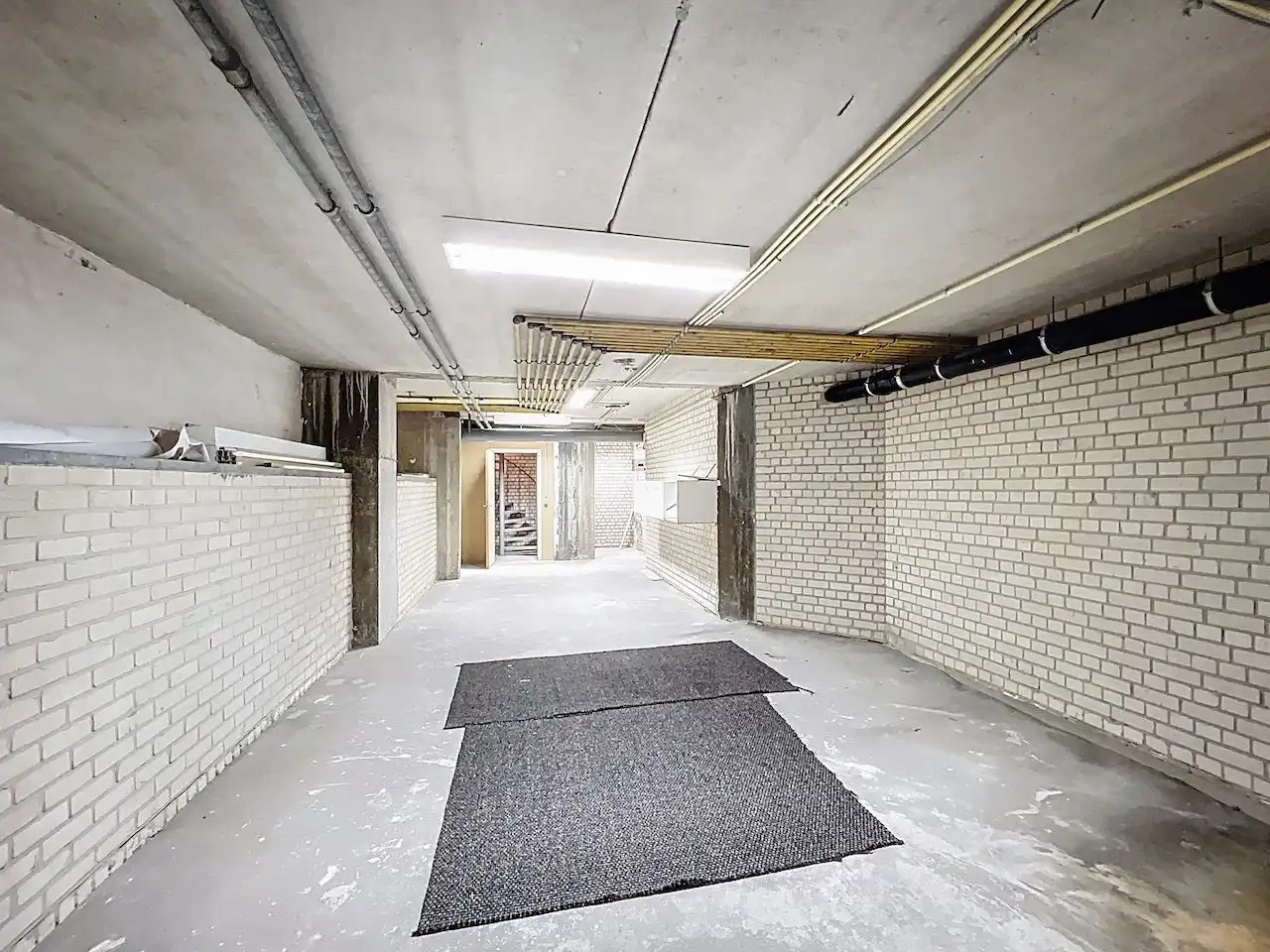 Uiterst commercieel gelegen handelsruimte. Geschikt voor de meeste handel. foto 13