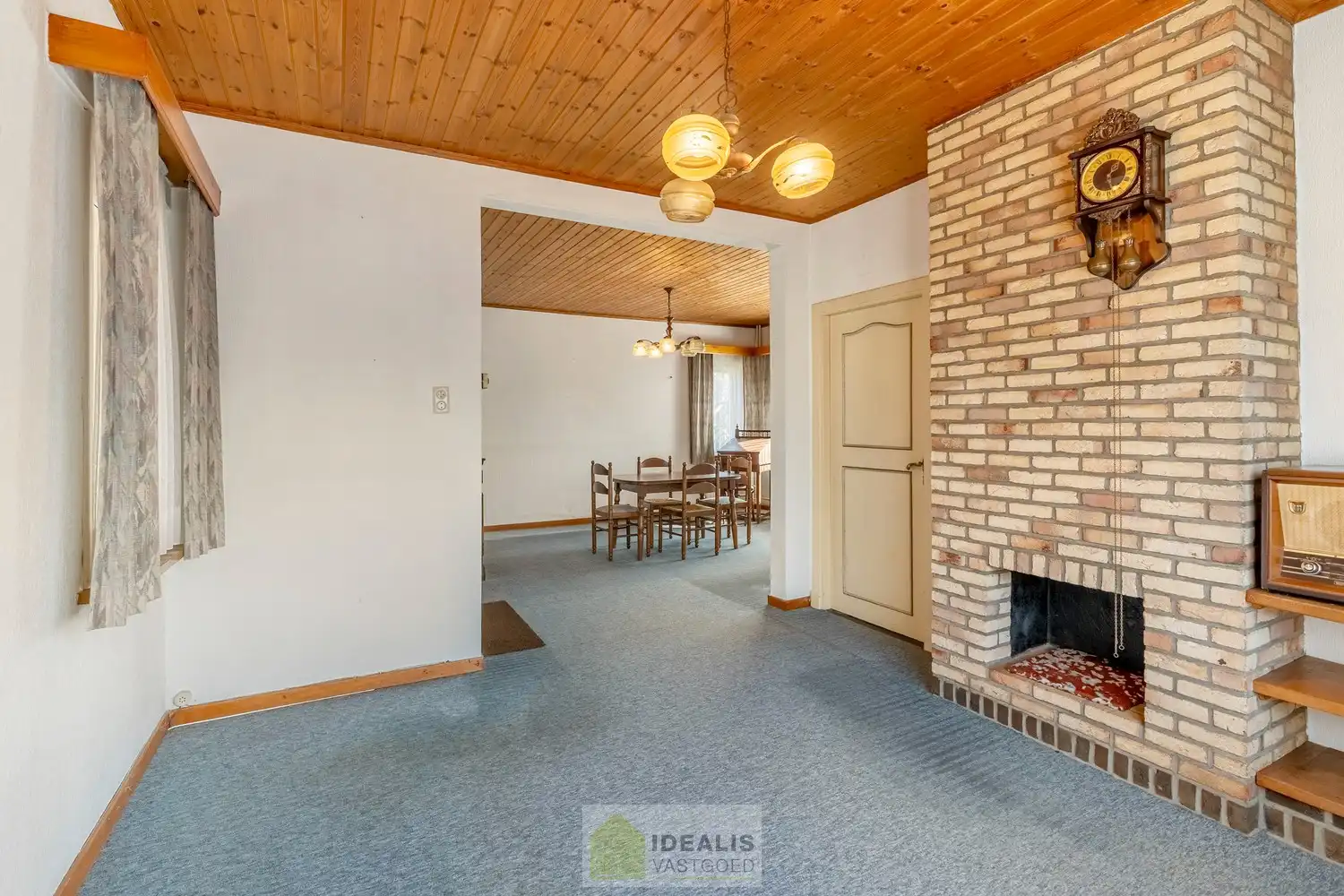 IDEALIS VASTGOED - Aangename vrijstaande woning op toplocatie te Boseind, Pelt. Deze woning omvat maar liefst +-149m² netto bewoonbare oppervlakte op een perceel van 6a 35ca met een ruime woonkamer met aansluitend uitgeruste keuken, maar liefst 3 slaapkamers of 2 slaapkamers met ruime dressing, badkamer, wasplaats, veranda en zeer ruime garage vlakbij de dorpskern van Boseind, Pelt! Uiterst geschikt voor kandidaten op zoek naar een naar eigen wens te renoveren betaalbare woning. foto 3