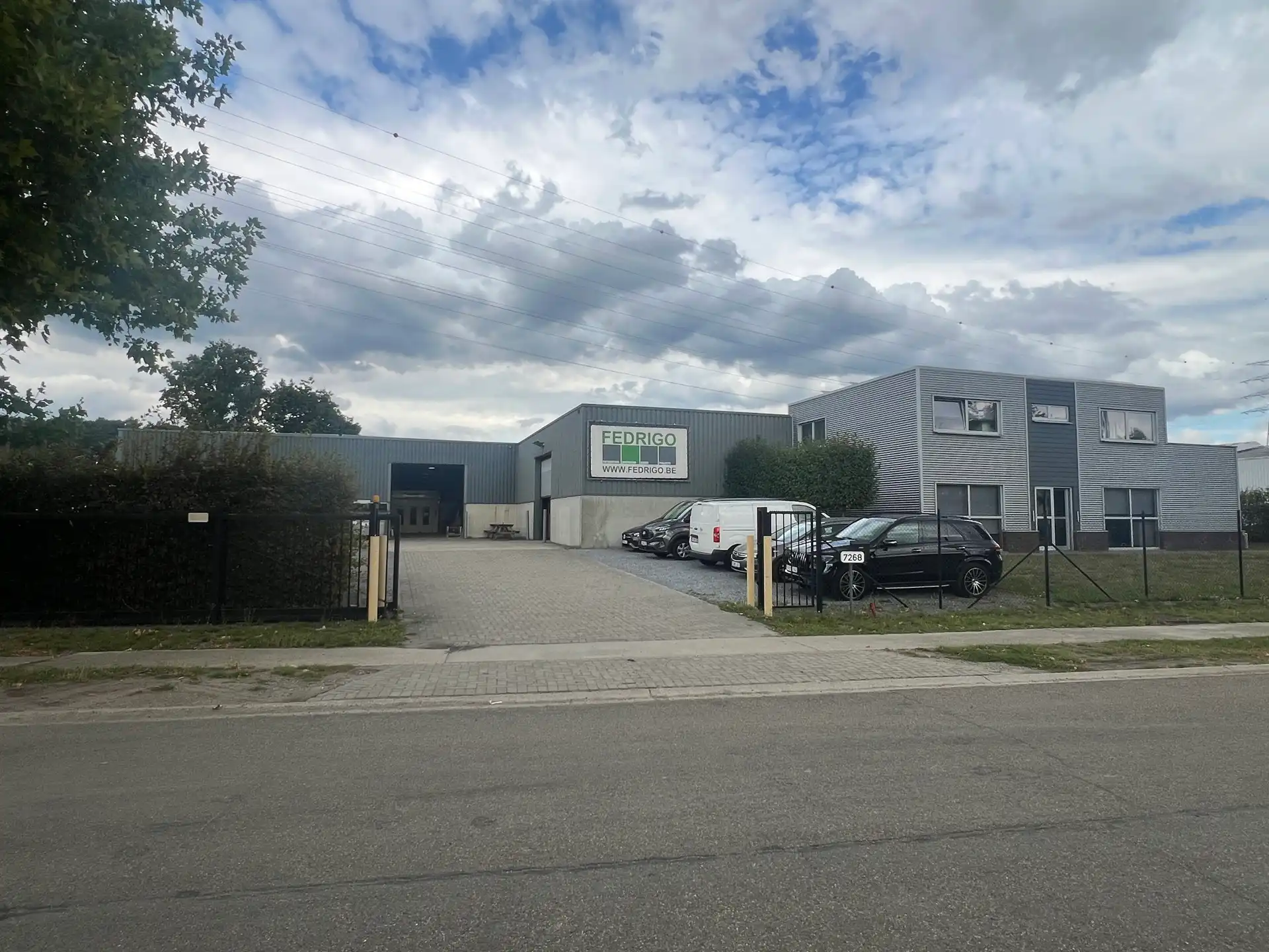 SEMI-INDUSTRIEEL GEBOUW MET APPARTEMENT foto {{pictureIndex}}