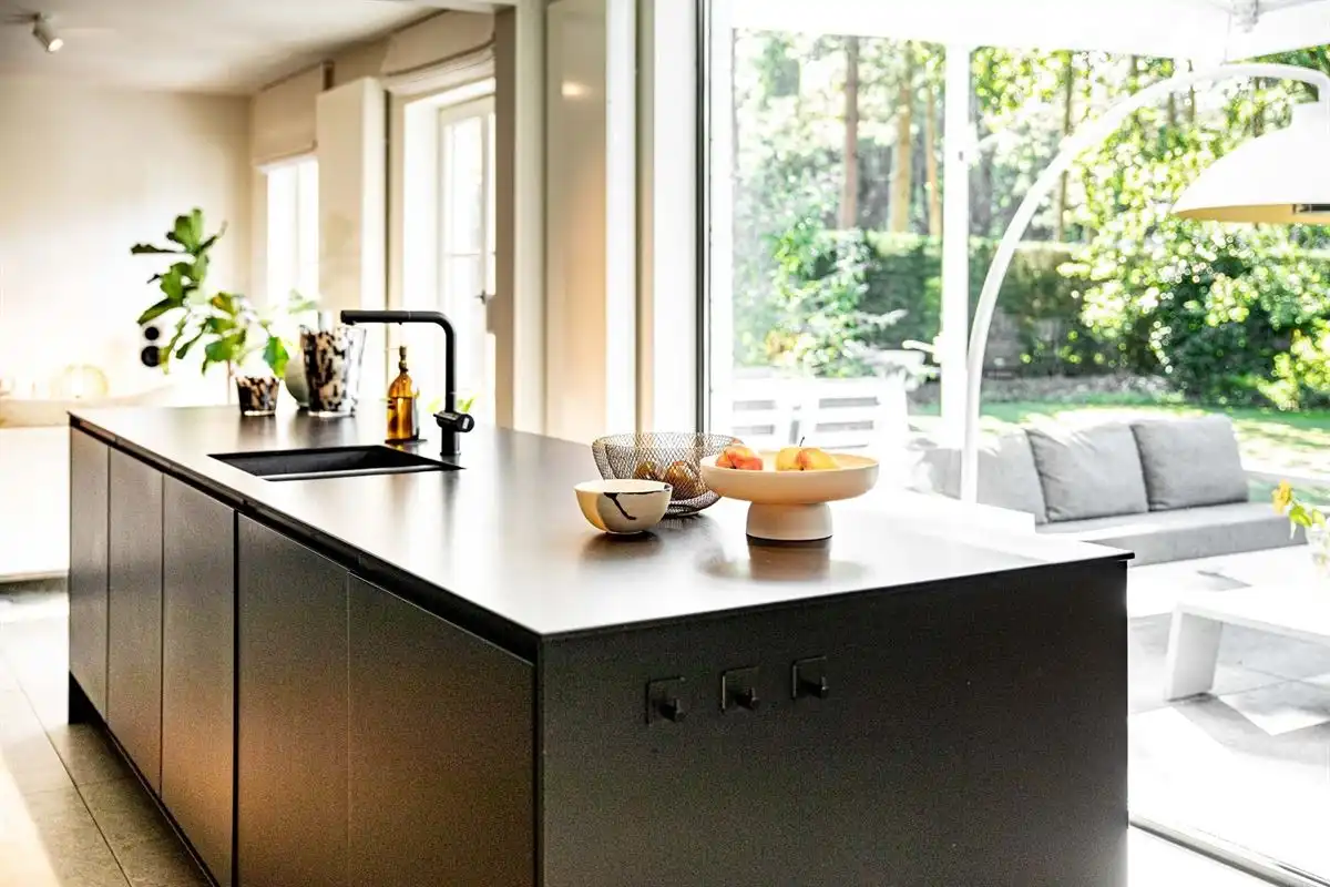 Stijlvol gerenoveerde villa op een uitzonderlijk groen perceel in Kapellenbos foto 4