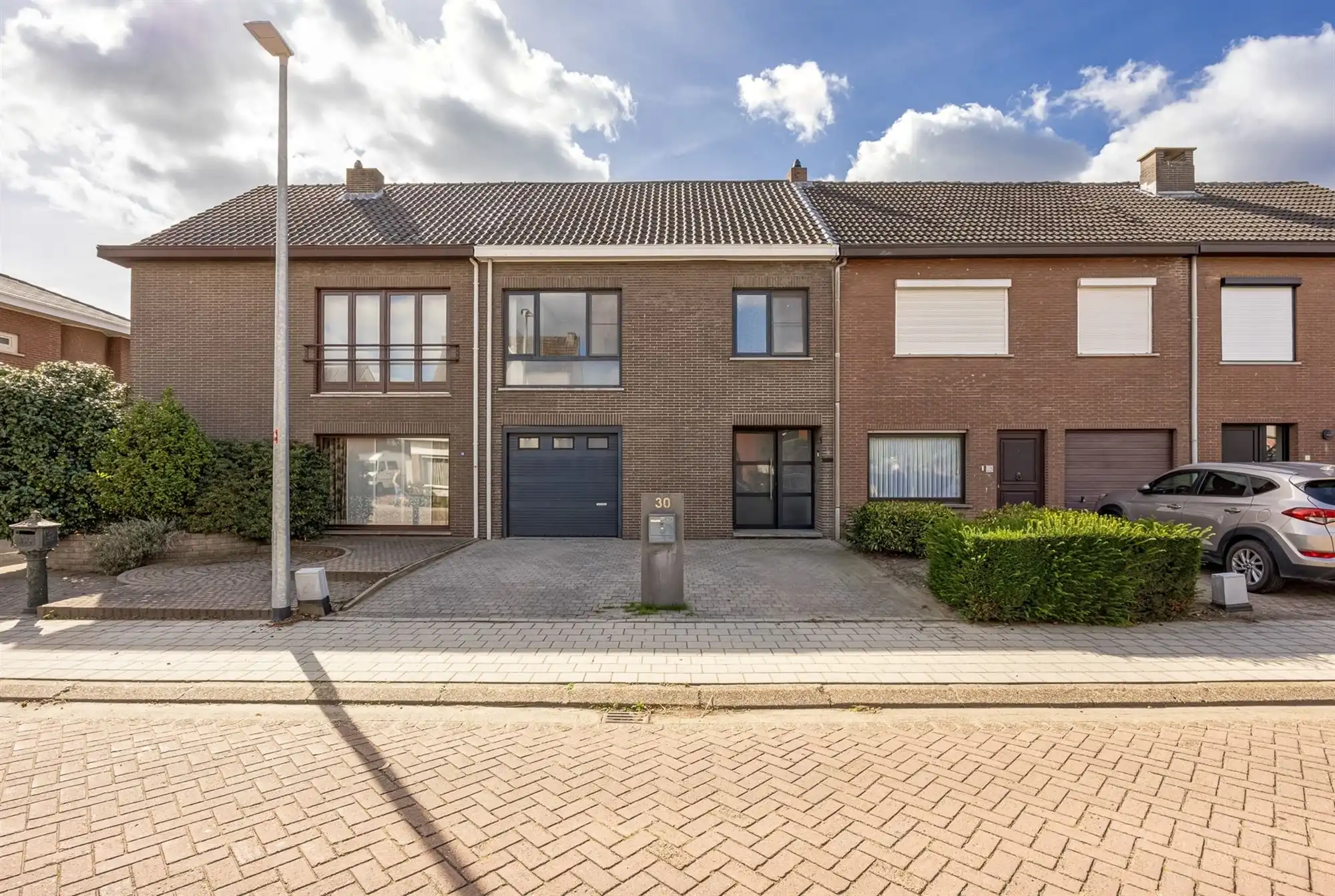 Gezinswoning met garage en zonnige tuin foto {{pictureIndex}}