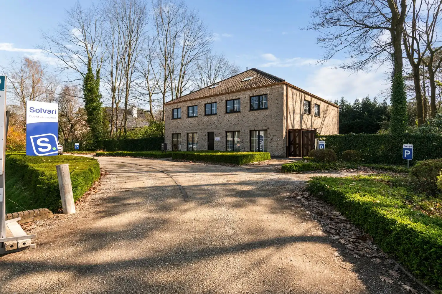 VERZORGD KANTOORGEBOUW MET PARKING! foto 2