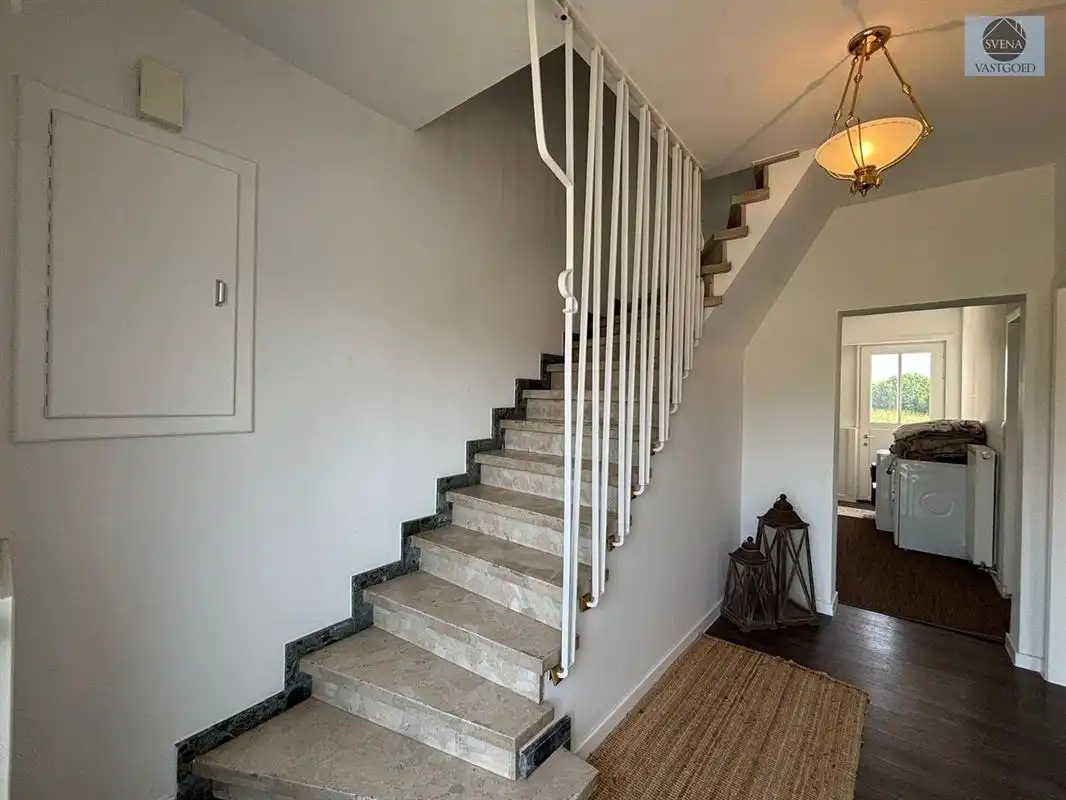 VERNIEUWDE WONING MET 4 SLAAPKAMERS EN TUIN foto 2