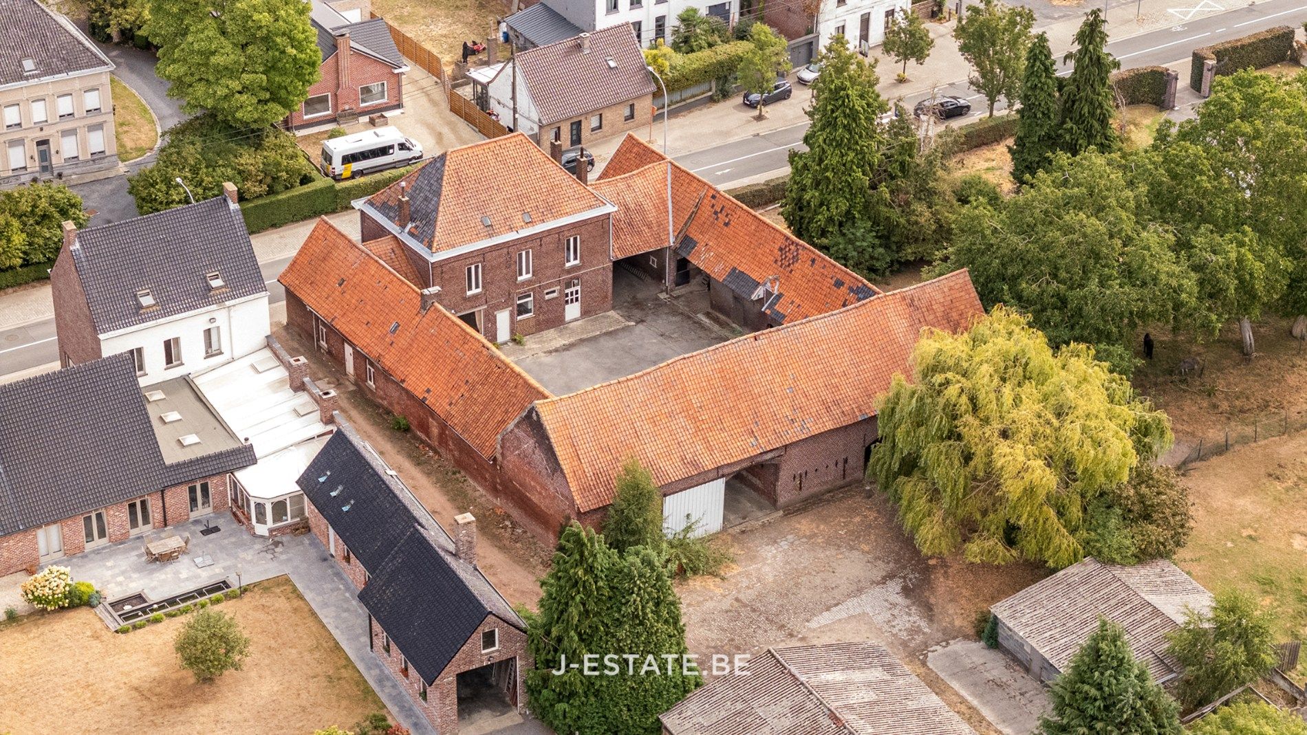 Authentieke vierkantshoeve met binnenplaats, bijgebouwen en prachtig uitzicht foto 21