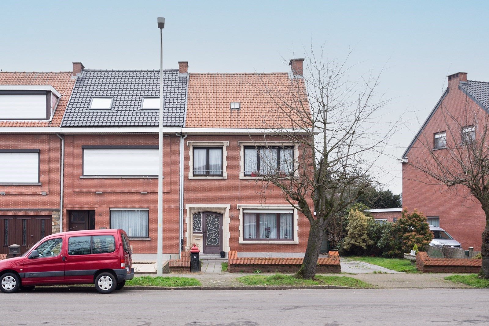 Hoofdfoto van de publicatie: Ruime halfopen bebouwing met vijf slaapkamers