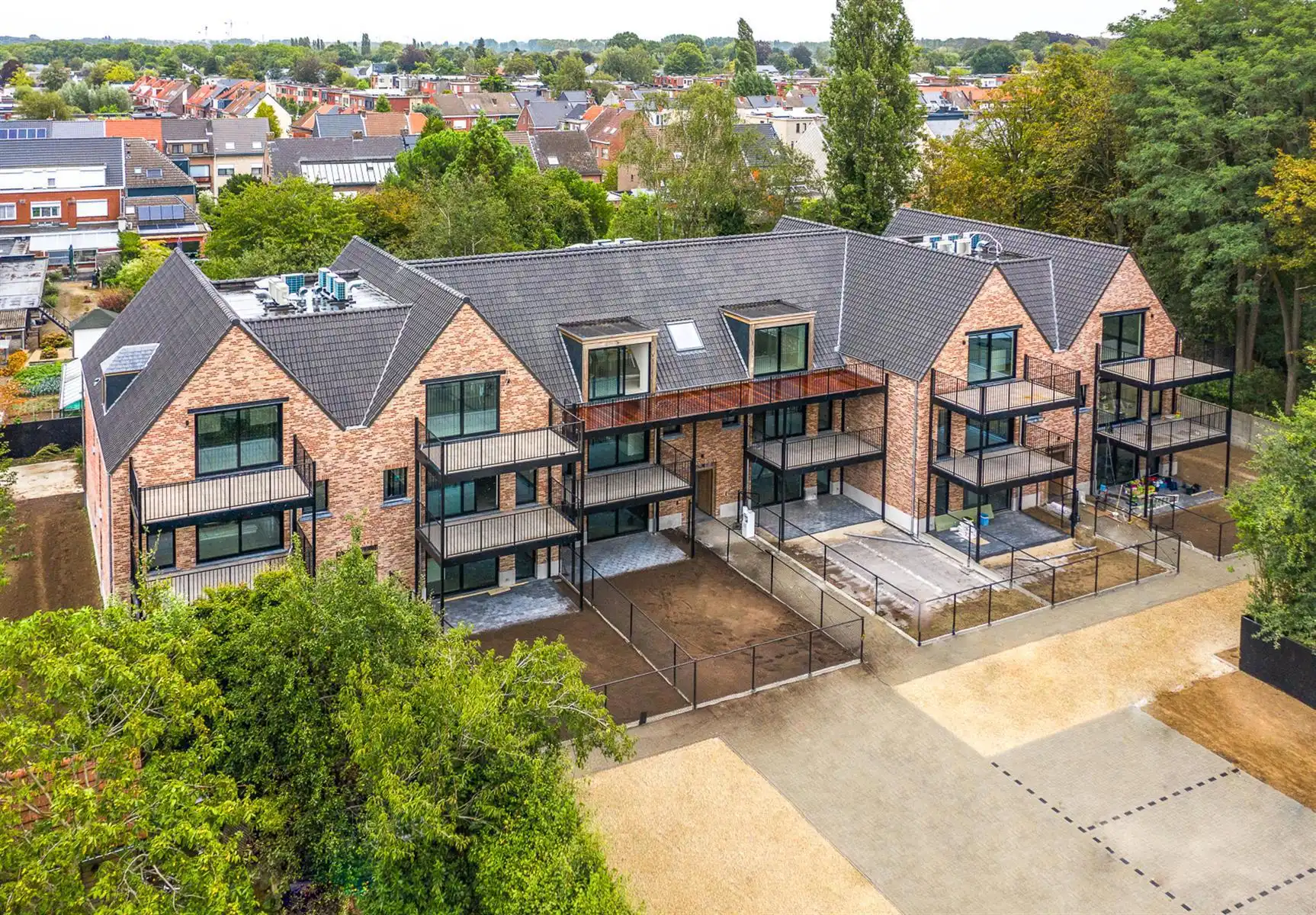 Overdekte autostaanplaats foto {{pictureIndex}}