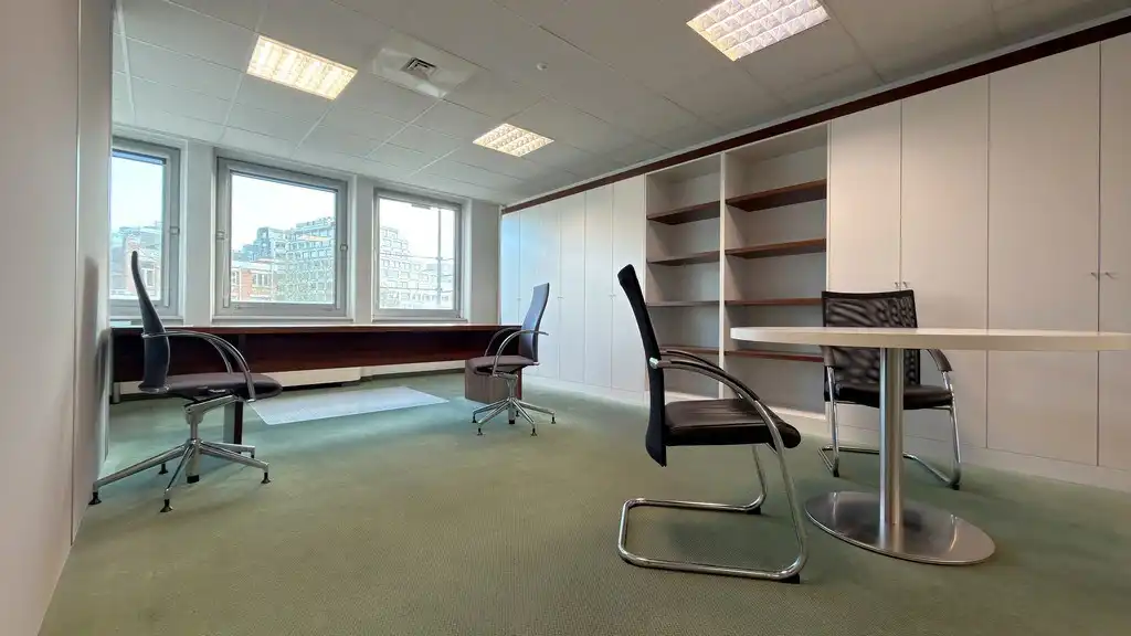 Ingedeeld kantoorverdiep te huur nabij station Antwerpen-Centraal foto 9