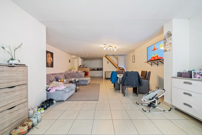 Roeselare : Instapklaar duplexappartement met zolder voorzien van  3 slaapkamers en zonnig terras! foto 2