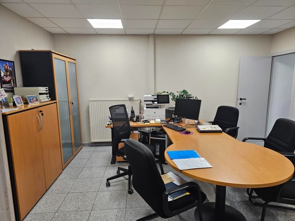Aantrekkelijk handelspand van 200 m² met een gunstige ligging in het commercieel centrum Pauwengraaf. foto 3