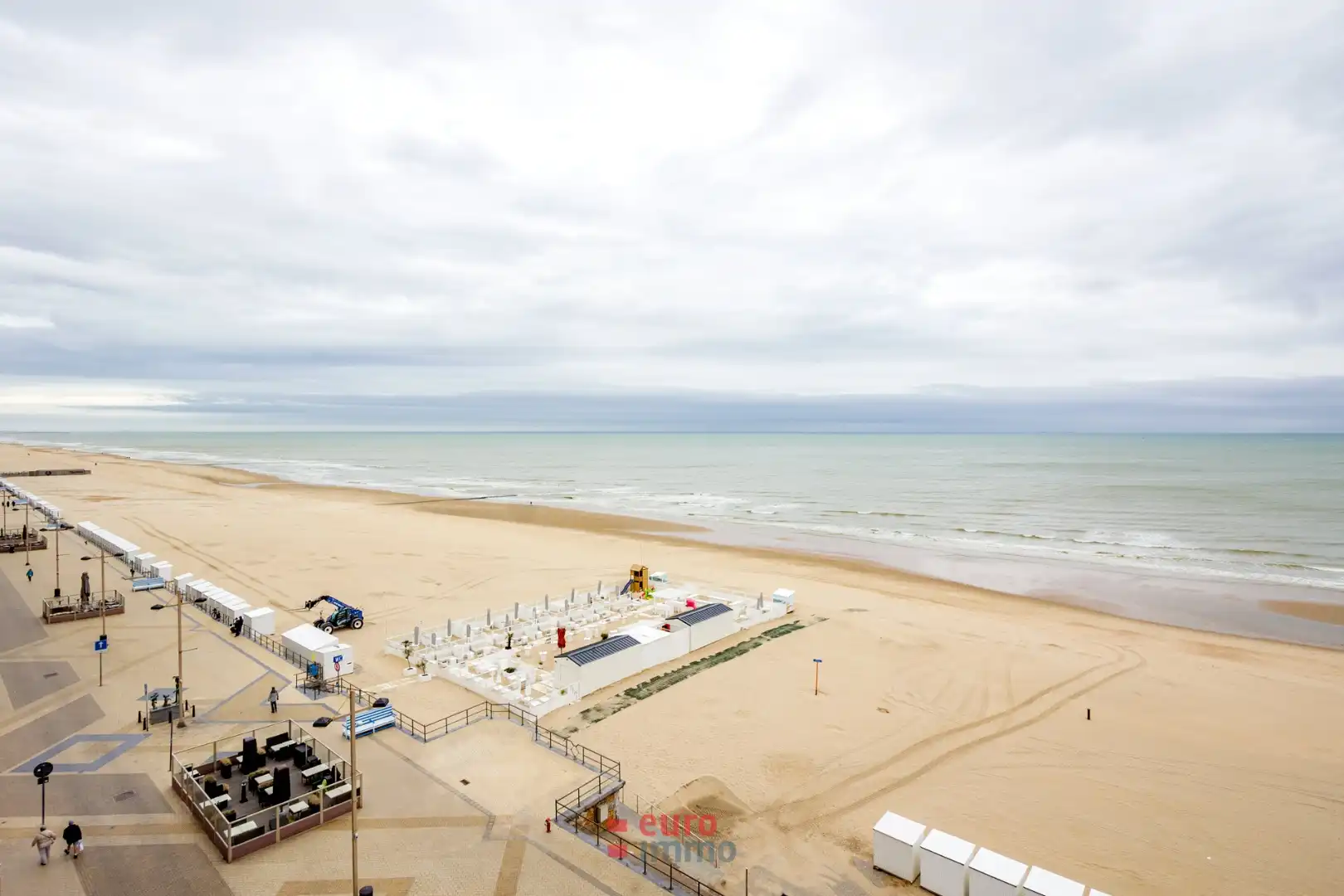 Zéér centraal op de zeedijk gelegen studio in het bruisende Middelkerke! foto 12