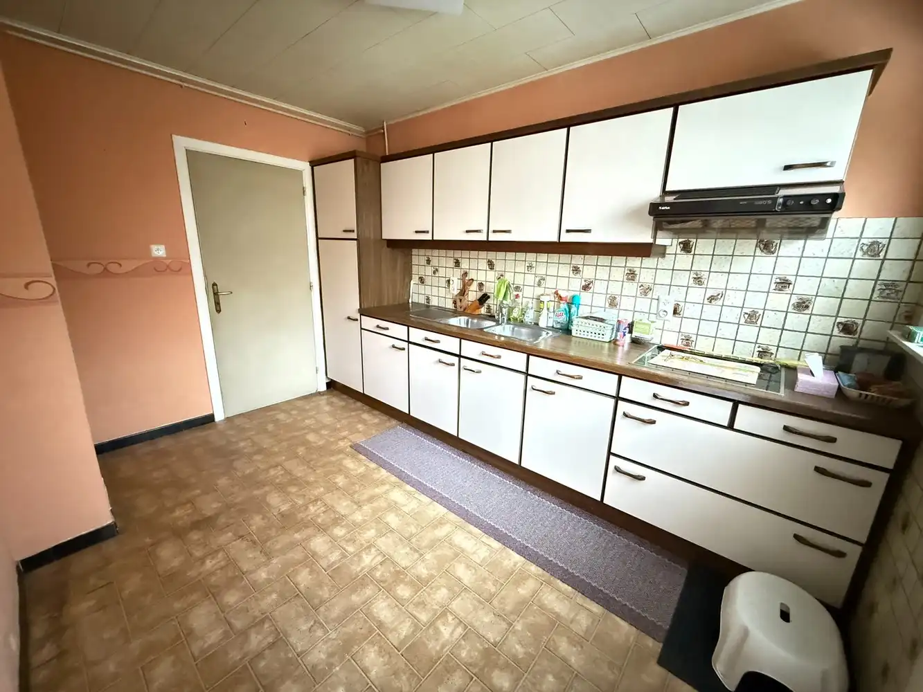 Half open bebouwing met 3 slaapkamers en garage, gelegen in een rustige woonwijk op 277m² foto 4