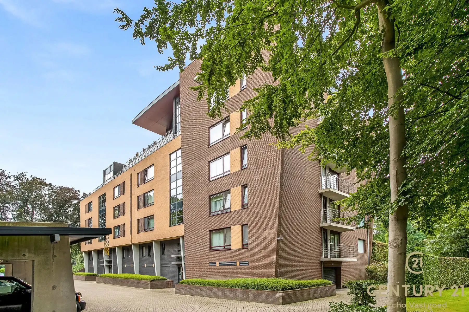 Ruim 2-slaap- 2badkamer appartement met terras en zwembad foto 24