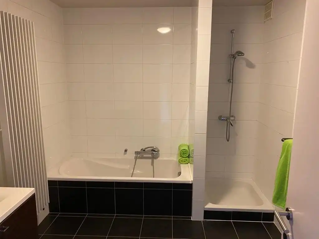 TE HUUR | Instapklaar 2-slaapkamerappartement met ruim terras en garage. foto 19
