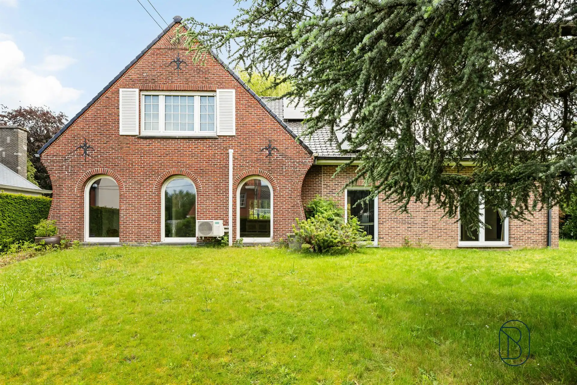 Grote degelijke villa met zonnepanelen en prachtige tuin. foto 2