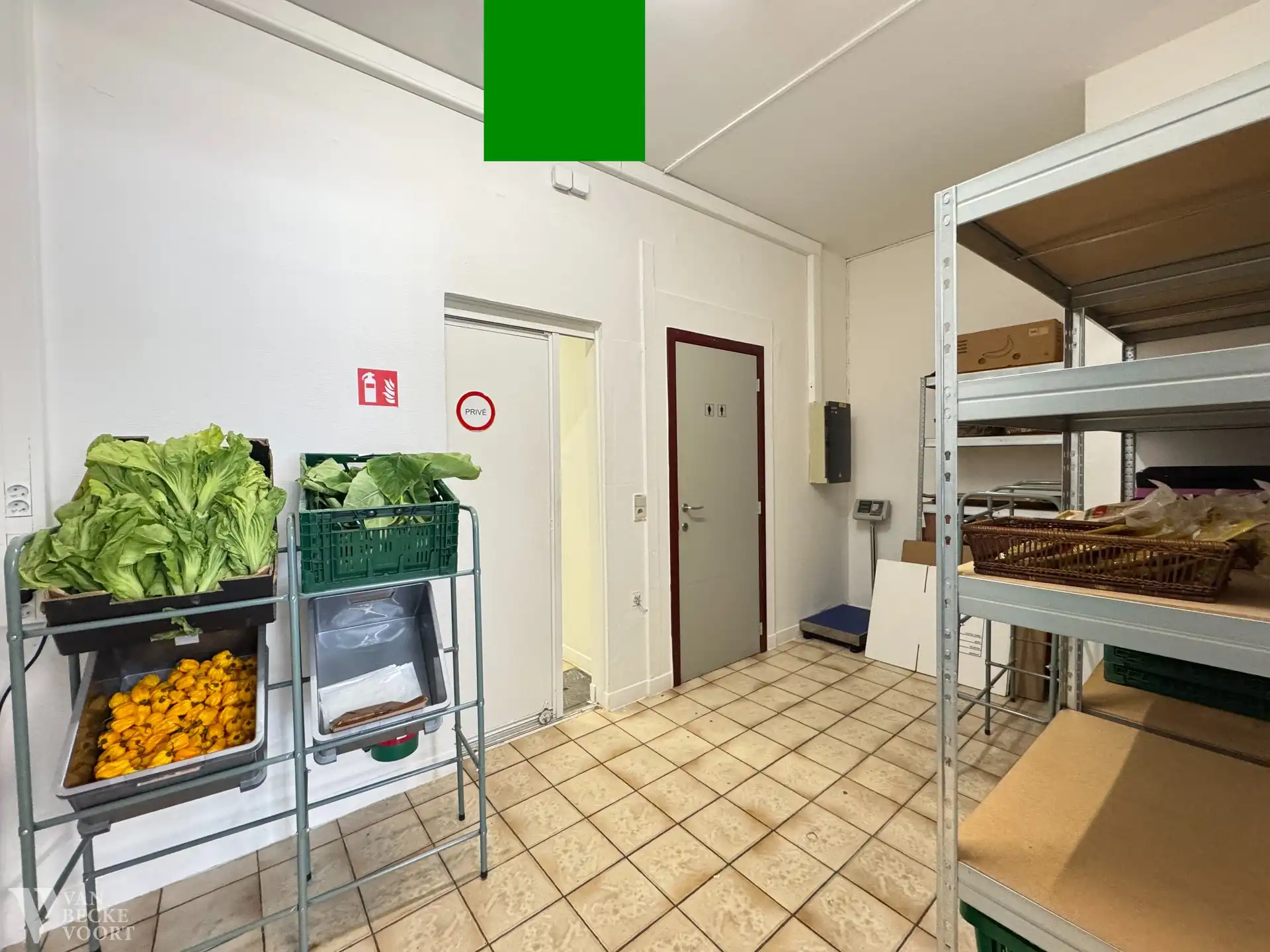 Handelsgelijkvloers 60m² aan drukke invalsweg Oostende foto 10
