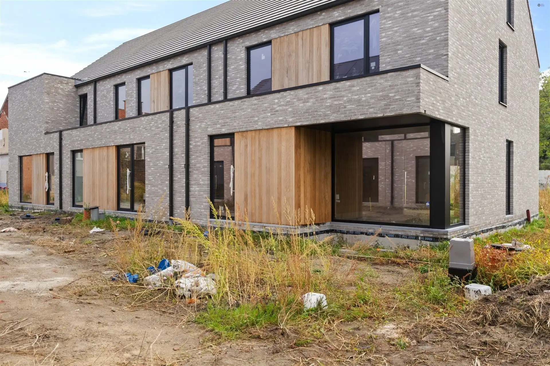 Ruime rijwoning met uitweg langs achter foto 10