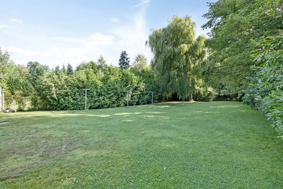 Ruim ingedeelde woning met 4 slpks op een mooi perceel van 21 are met achterliggend groen. foto 26