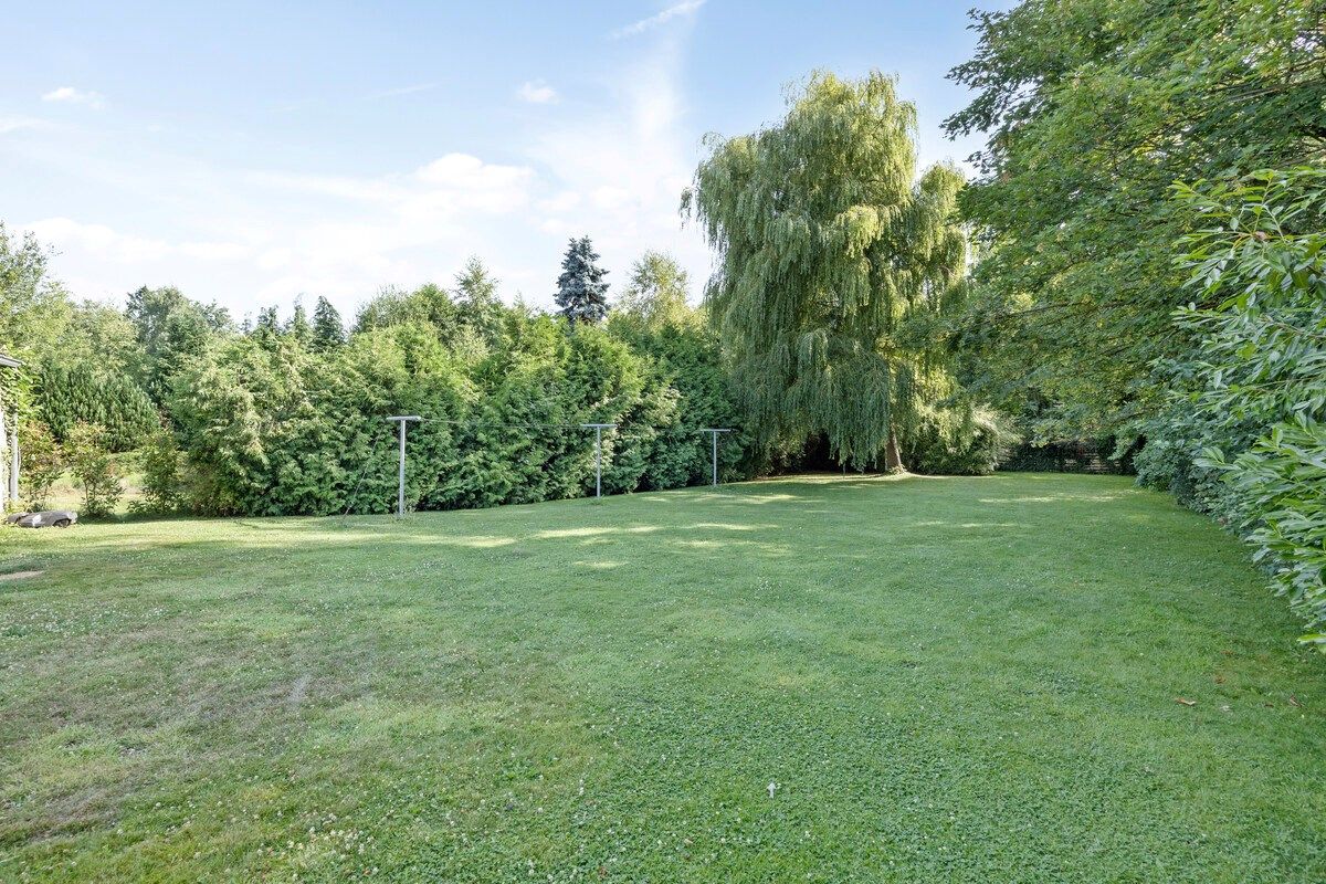 Ruim ingedeelde woning met 4 slpks op een mooi perceel van 21 are met achterliggend groen. foto 26