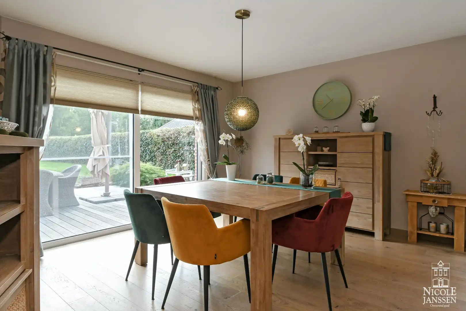 Instapklare gezinswoning met vier slaapkamers en zwembad foto 8