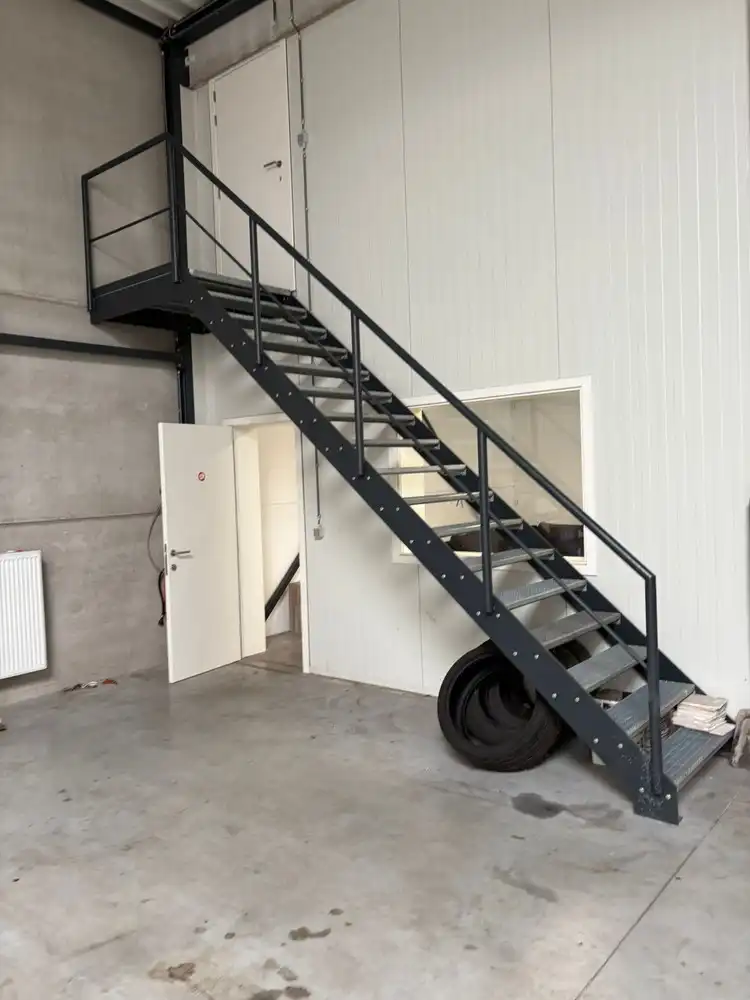 BEDRIJFSUNIT MET KANTOREN foto 6