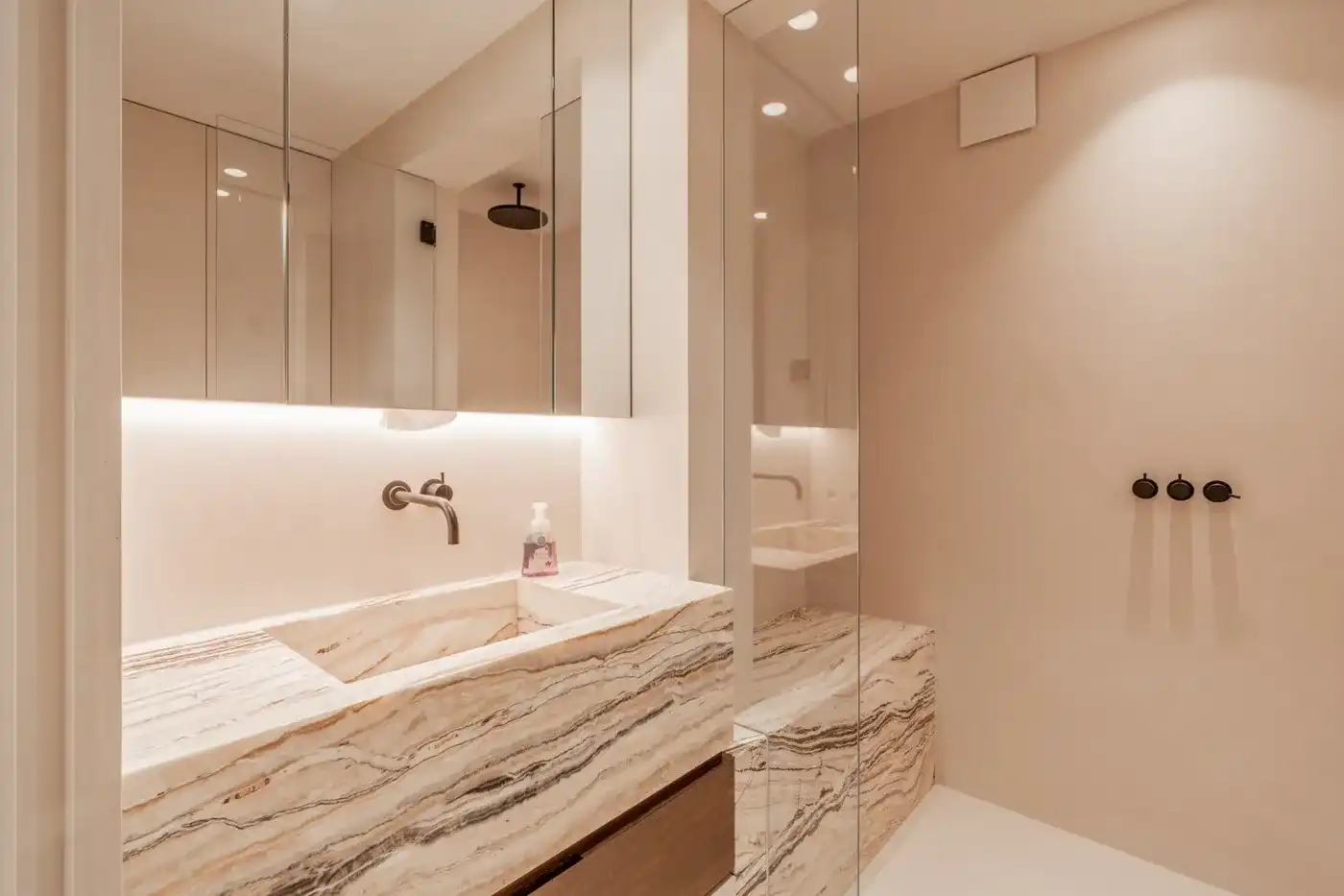 Uitzonderlijk duplexappartement met frontaal zeezicht foto 17