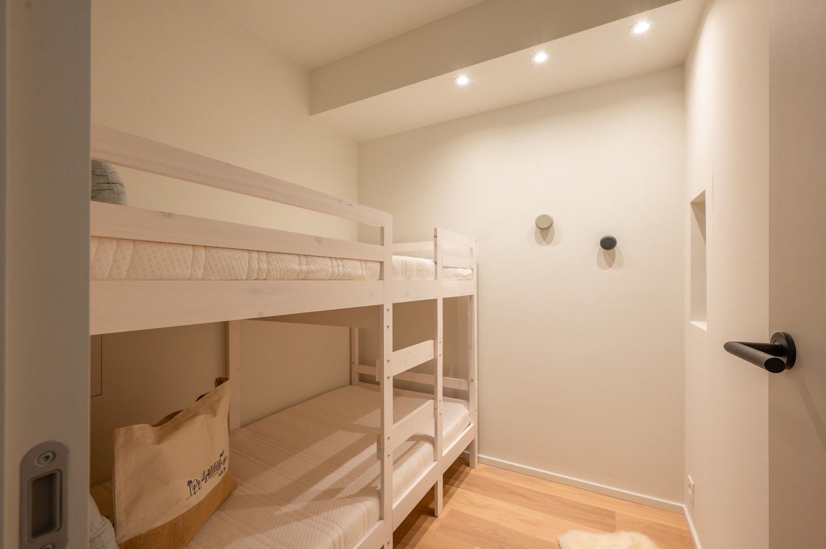 Volledig gerenoveerd appartement met zuidgericht terras heel centraal gelegen op de Kustlaan. foto 19