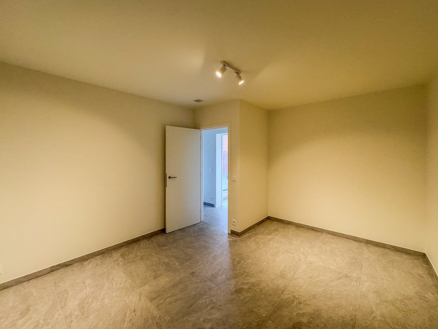 Gerenoveerde bel-etagewoning met 3 slaapkamers, garage en terras. foto 11