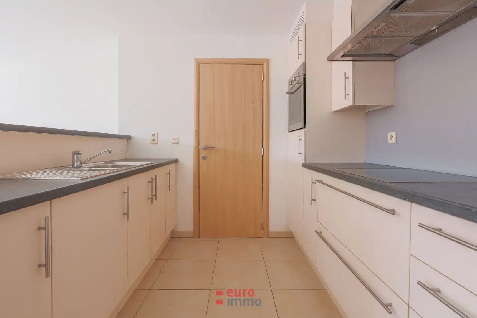 Lichtrijk appartement met 2 slaapkamers in de historische stadskern! foto 6