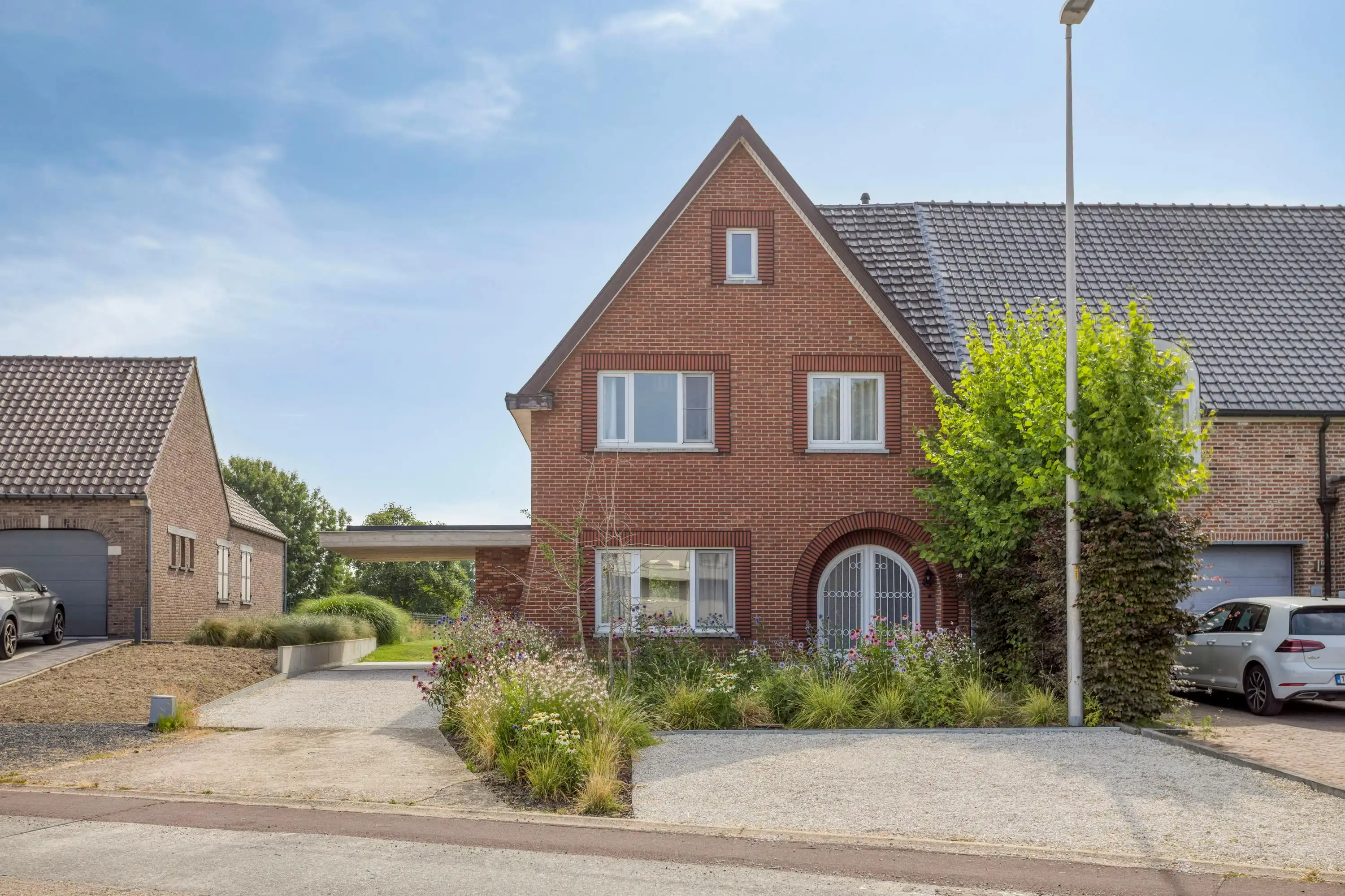 Instapklare halfopen bebouwing op een perceel van 10a62 met prachtig uitzicht foto 2