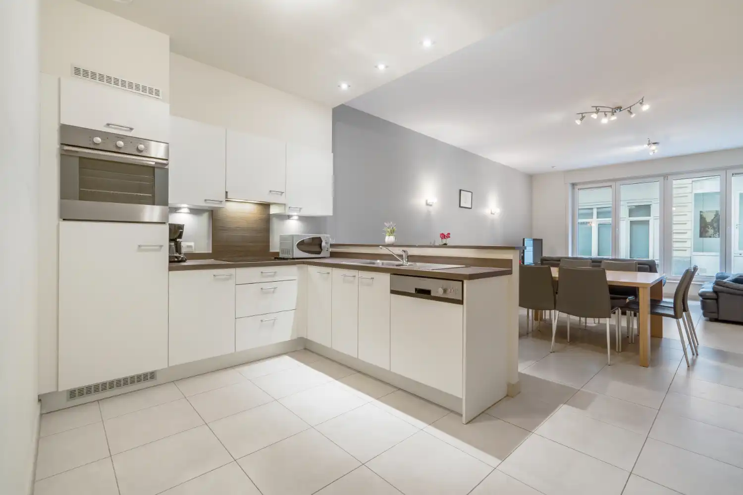Ruim gelijkvloers appartement met drie slaapkamers en twee badkamers. In het centrum en dichtbij de Dijk en het strand van Blankenberge. Dit appartement wordt gemeubeld verhuurd. foto 7