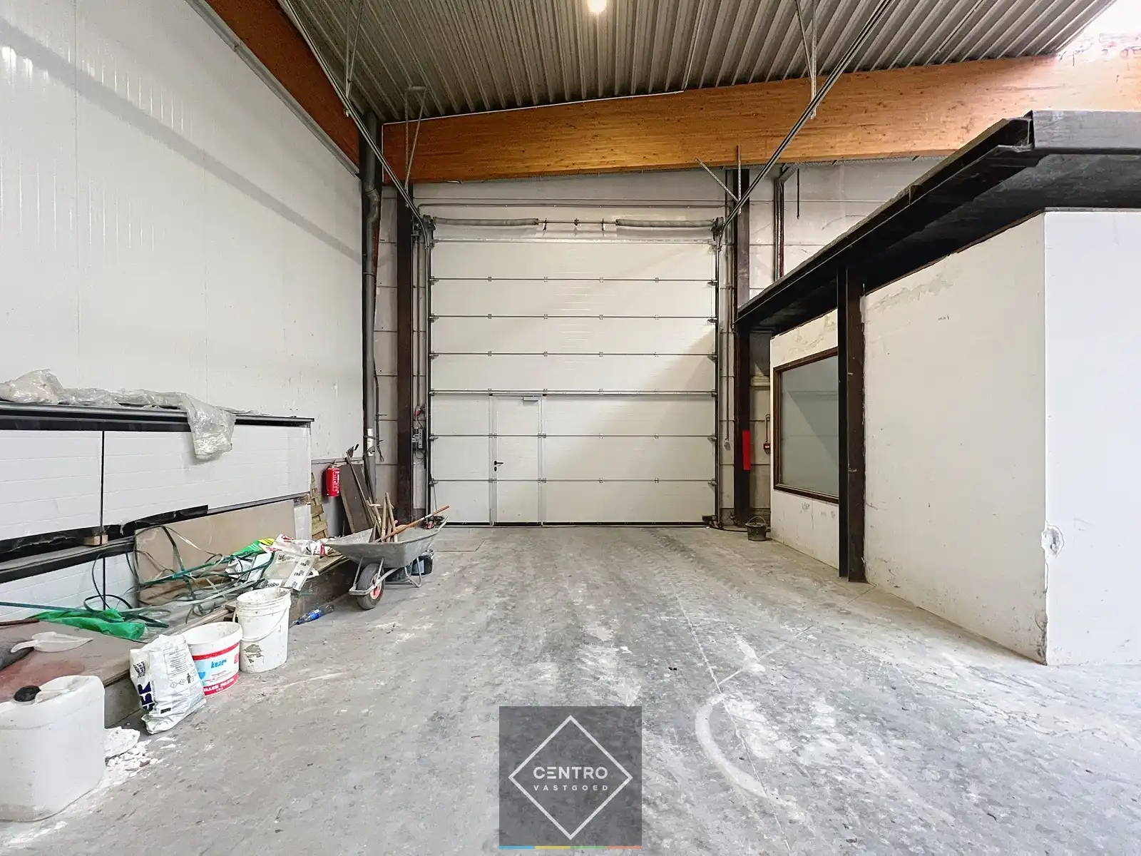 Instapklaar magazijn (± 700 m²) met automatische sectionaalpoort langs de N8 te Elverdinge (Ieper). Ambachten toegestaan ! foto 5