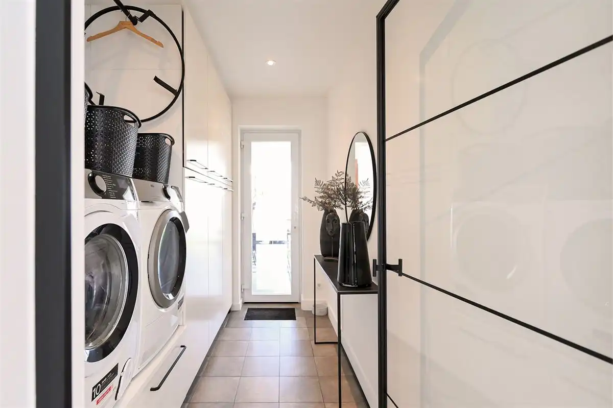 Geheel gerenoveerde woning met leuke tuin en grote garage foto 12