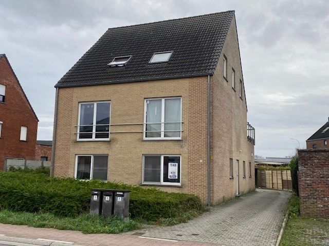 Ruim gelijkvloers appartement met terras en carport. foto 2