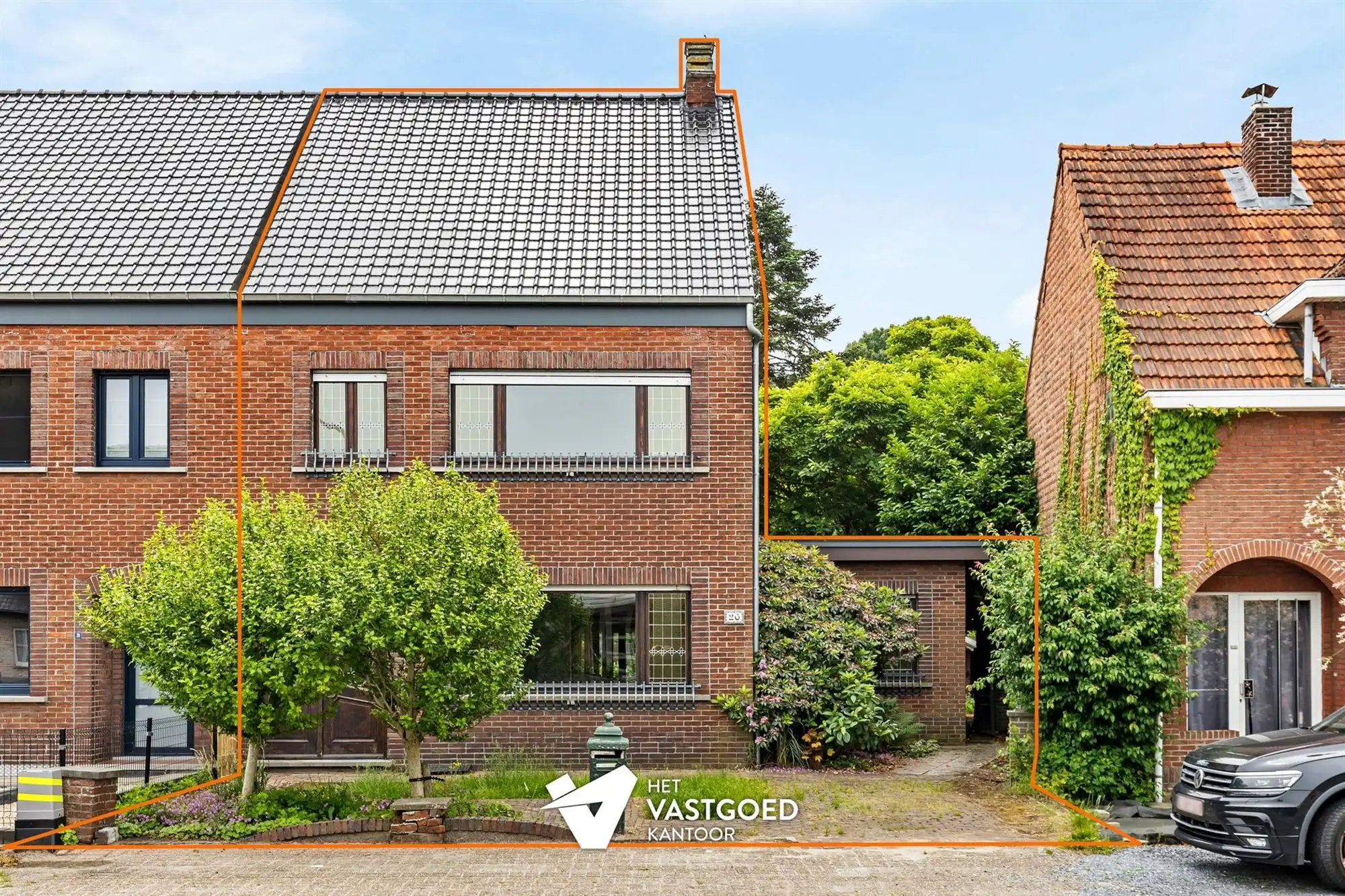 ZEER RUIME, DEELS GERENOVEERDE WONING MET RUIME, ZUIDGERICHTE TUIN foto {{pictureIndex}}
