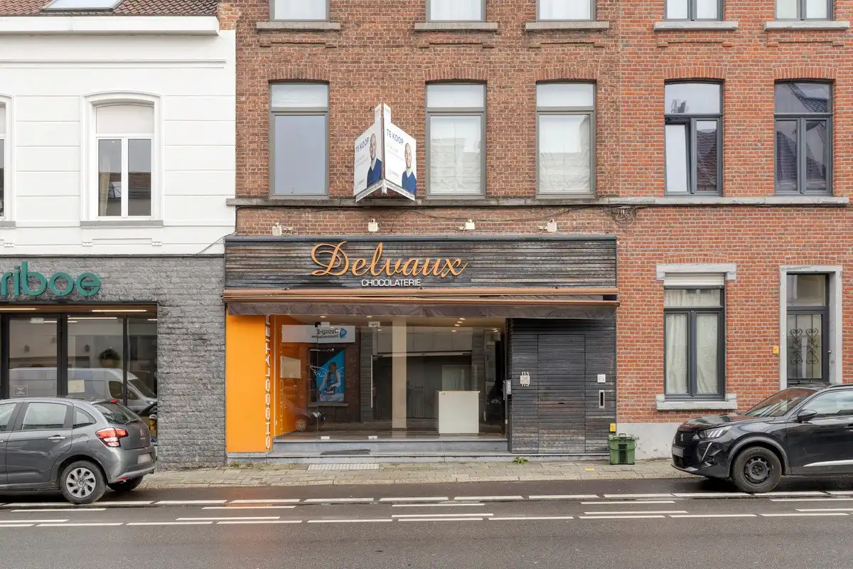Super gelegen handelspand met garage in Heverlee! - totale oppervlakte +/- 280 m² + kelder foto {{pictureIndex}}