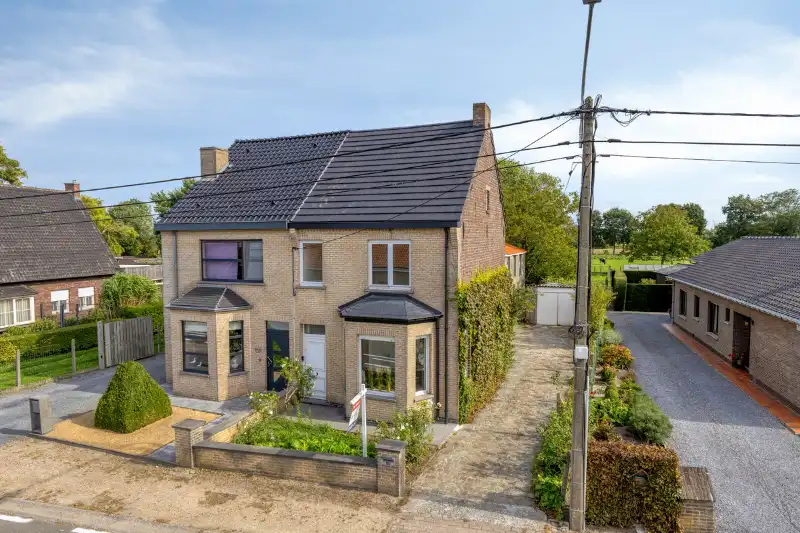 Charmante halfopen woning met authentieke elementen en prachtig zicht op de weilanden foto 16