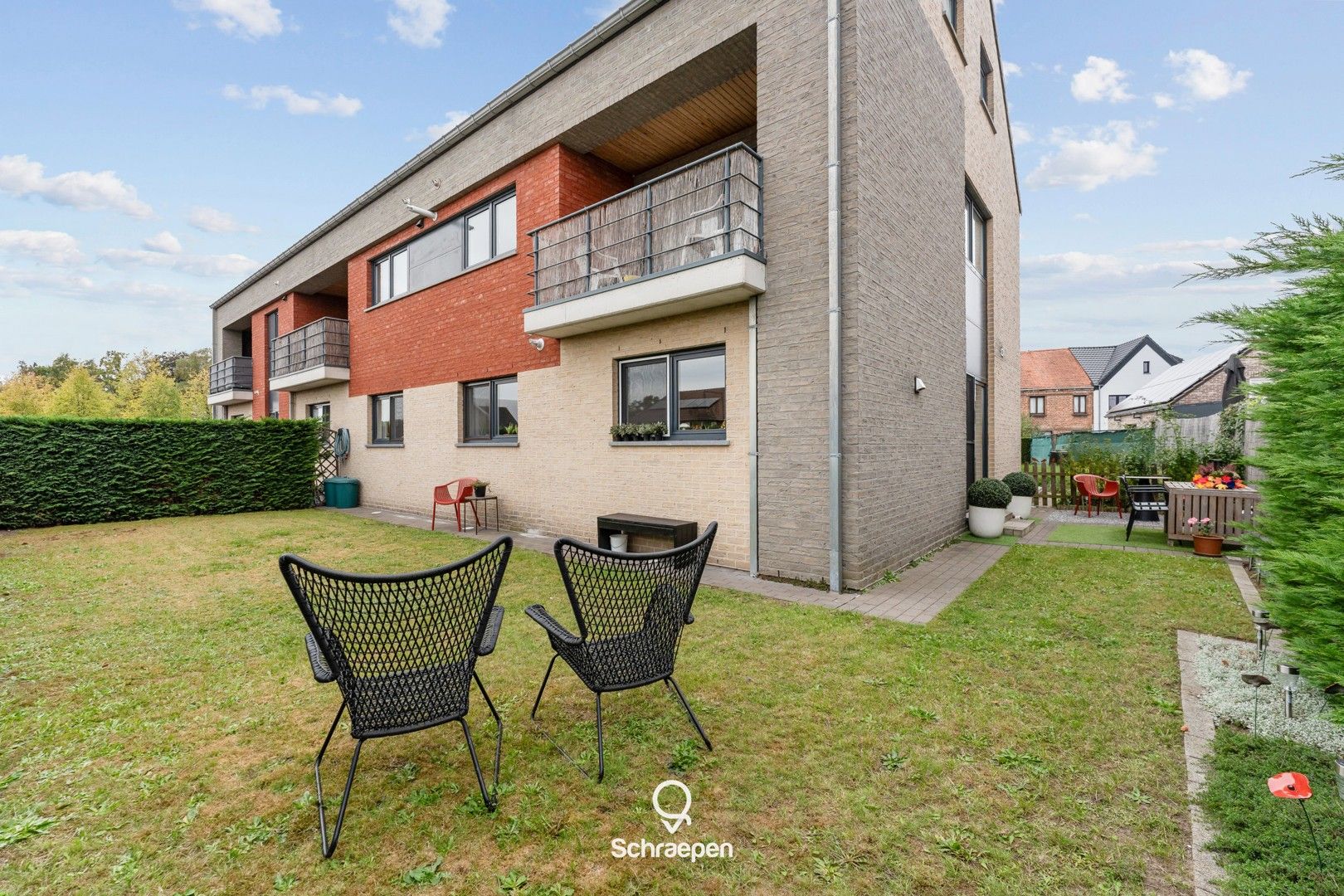 Gelijkvloers appartement met 2 slpks, onderhoudsvriendelijke tuin en garage te Zonhoven-centrum! foto 3