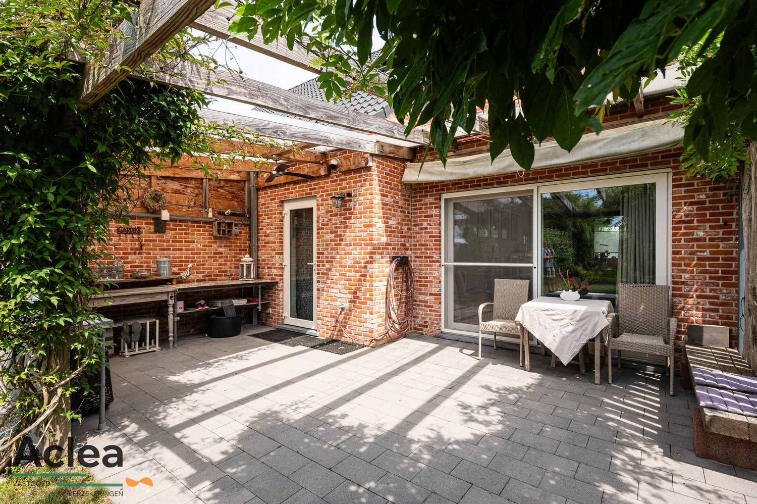 Halfopen bebouwing met weelderige tuin foto 5