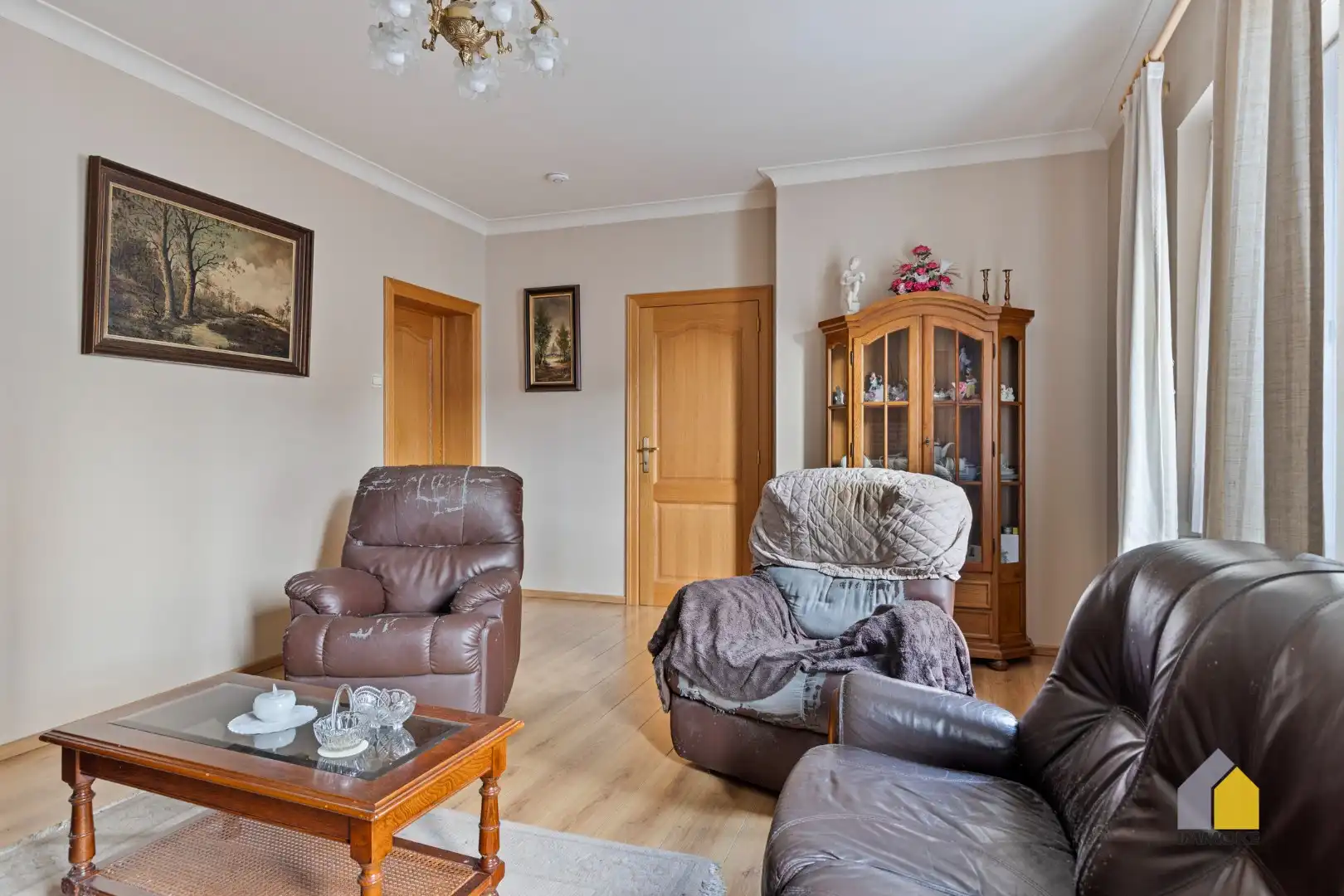 Te renoveren woning met 4 slpks, polyvalente ruimte en knusse tuin. foto 3