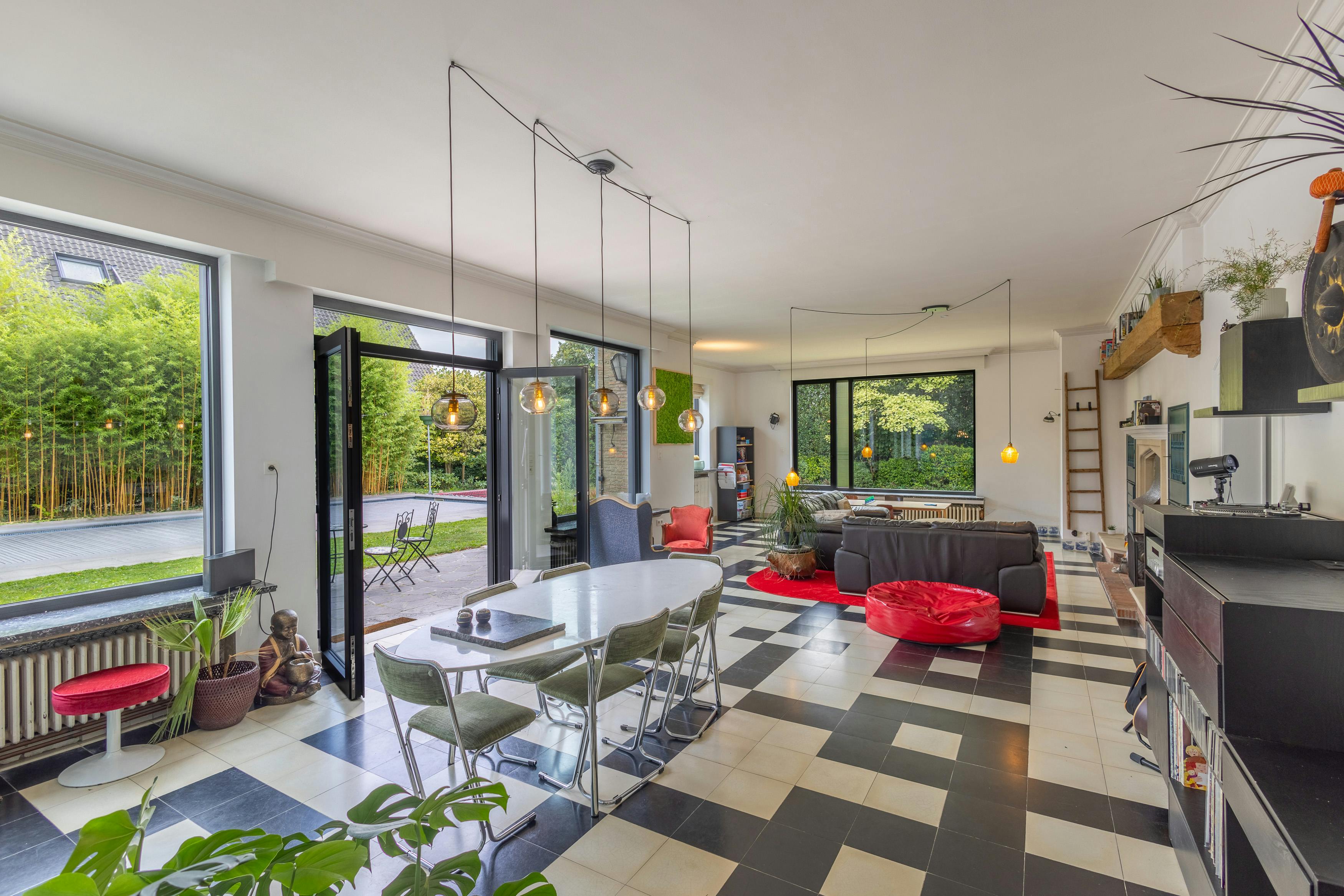 Riante architectenwoning met 6 slaapkamers te koop in Zedelgem foto 5