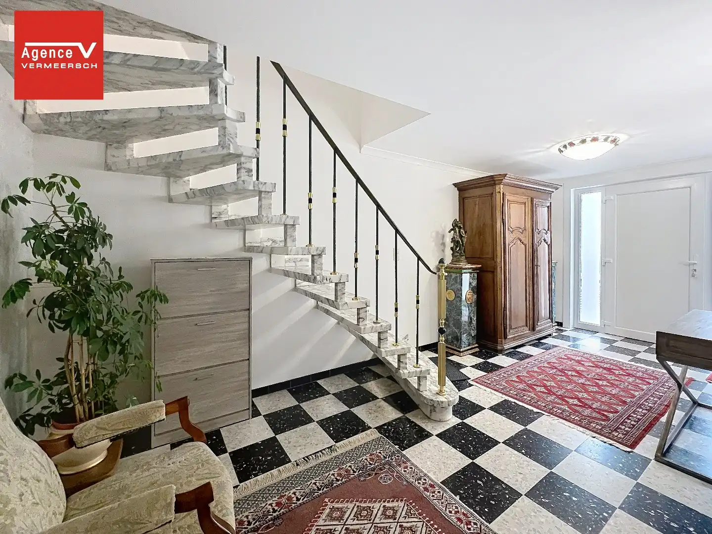 Verkocht ruim boven vraagprijs! Instapklare ruime bel-etagewoning met oprit, inpandige garage en zonnige tuin. foto 3