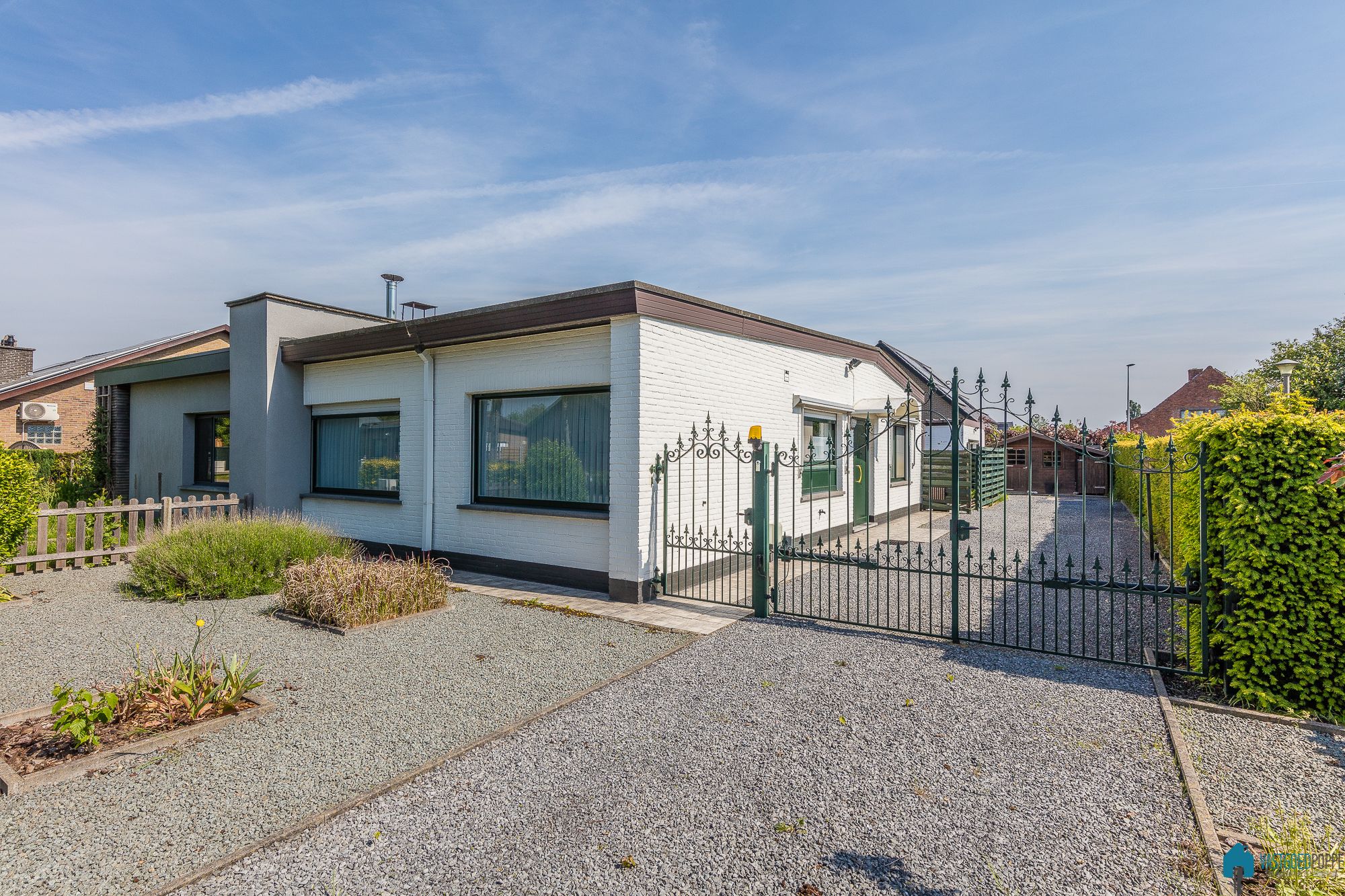 Rustig gelegen bungalow met tuintje en garage foto 2