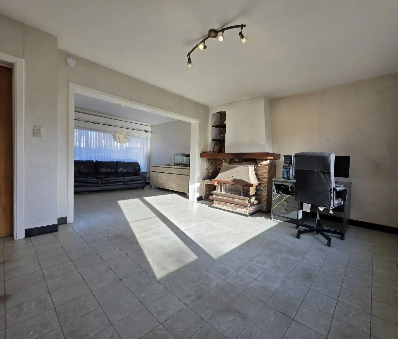 Stevige woning met betonstructuur te koop in Kuurne, eerste verdiep al volledig gerenoveerd foto 4