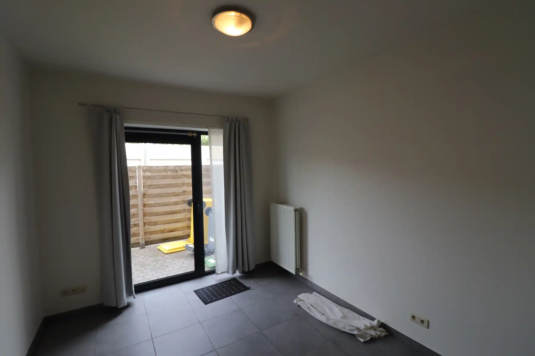 Gelijkvloers 2-slaapkamerappartement met terras en garage. foto 14